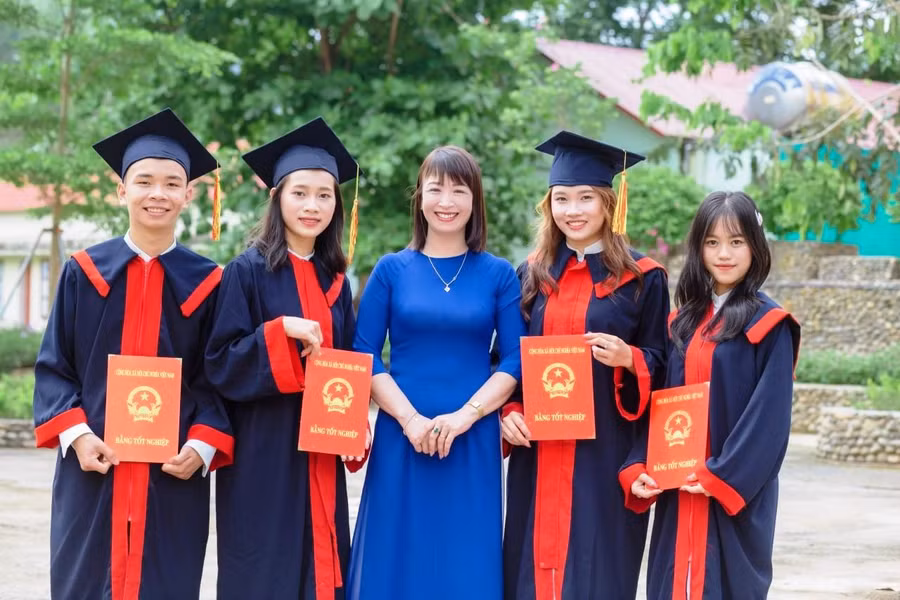 Cô giáo Lê Thị Luyến và học trò thân yêu của mình.