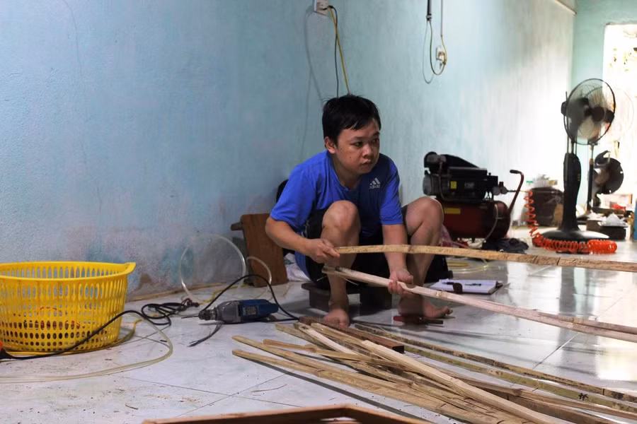 Theo anh Cường, làm đèn ông sao không quá khó nhưng lắm công đoạn. Việc chọn tre, luồng làm khung cũng phải chọn cây già và còn tươi.