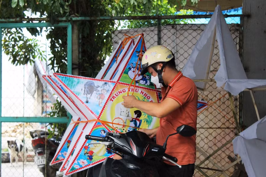 Sau khi hoàn thành, những chiếc đèn ông sao được đưa lên xe vận chuyển đến các sạp hàng hoặc người mua.