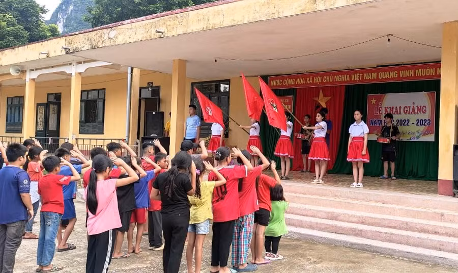 Học sinh Trường THCS Sơn Thủy, huyện vùng biên Quan Sơn (Thanh Hóa) tập nghi thức chào cờ, chuẩn bị đón ngày khai giảng năm học mới.