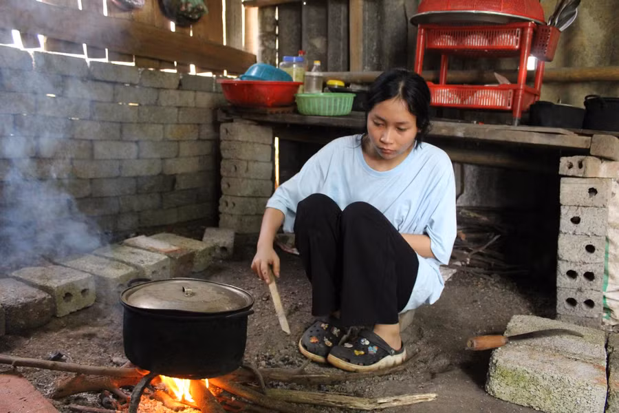 Gian bếp không thể xập xệ hơn của hai mẹ con nữ sinh Nguyễn Thị Thúy. Gian bếp không thể xập xệ hơn của hai mẹ con nữ sinh Nguyễn Thị Thúy.