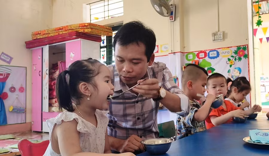 Thầy Trịnh Hồng Quân - Hiệu trưởng Trường Mầm non Thành Sơn (Bá Thước, Thanh Hóa) chăm sóc trẻ tại lớp.