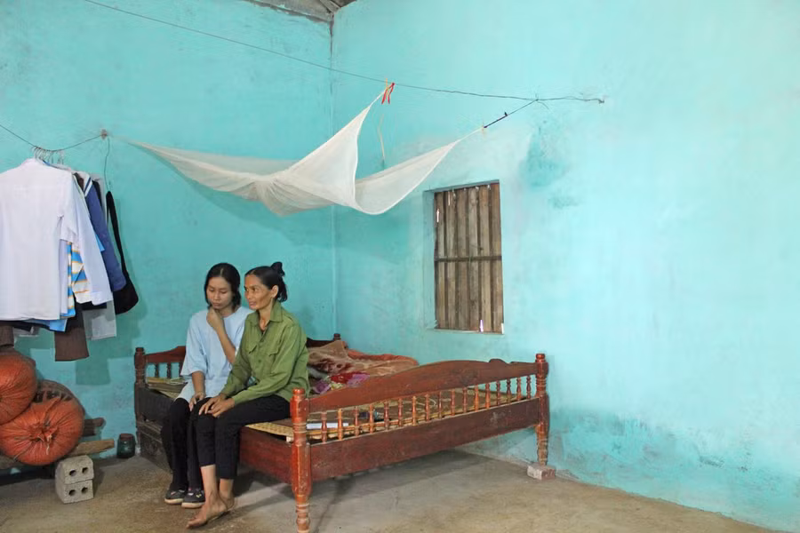 Hai mẹ con Thúy ở trong ngôi nhà chỉ độc một chiếc giường, ngoài ra không có nổi một đồ vật nào đáng giá tiền triệu. Hai mẹ con Thúy ở trong ngôi nhà chỉ độc một chiếc giường, ngoài ra không có nổi một đồ vật nào đáng giá tiền triệu.