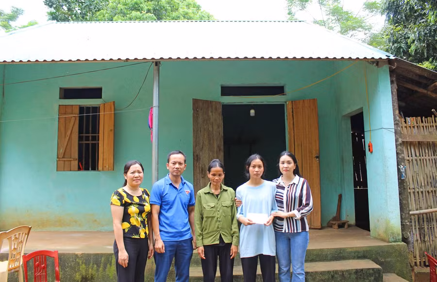 Cô Bùi Thị Kiều Oanh (bìa phải) cùng giáo viên chủ nhiệm (bìa trái), đại diện Đoàn trường tới thăm hỏi, động viên gia đình nữ sinh Nguyễn Thị Thúy. Cô Bùi Thị Kiều Oanh (bìa phải) cùng giáo viên chủ nhiệm (bìa trái), đại diện Đoàn trường tới thăm hỏi, động viên gia đình nữ sinh Nguyễn Thị Thúy.
