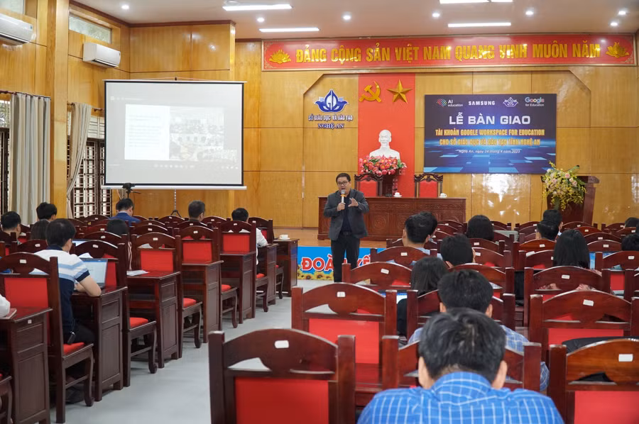 Tập huấn về chuyển đổi số trong giáo dục tại lễ bàn giao tài khoản Google Workspace for Education của Google for Education cho Sở GD&ĐT Nghệ An. Ảnh: Hồ Lài. Tập huấn về chuyển đổi số trong giáo dục tại lễ bàn giao tài khoản Google Workspace for Education của Google for Education cho Sở GD&ĐT Nghệ An. Ảnh: Hồ Lài.