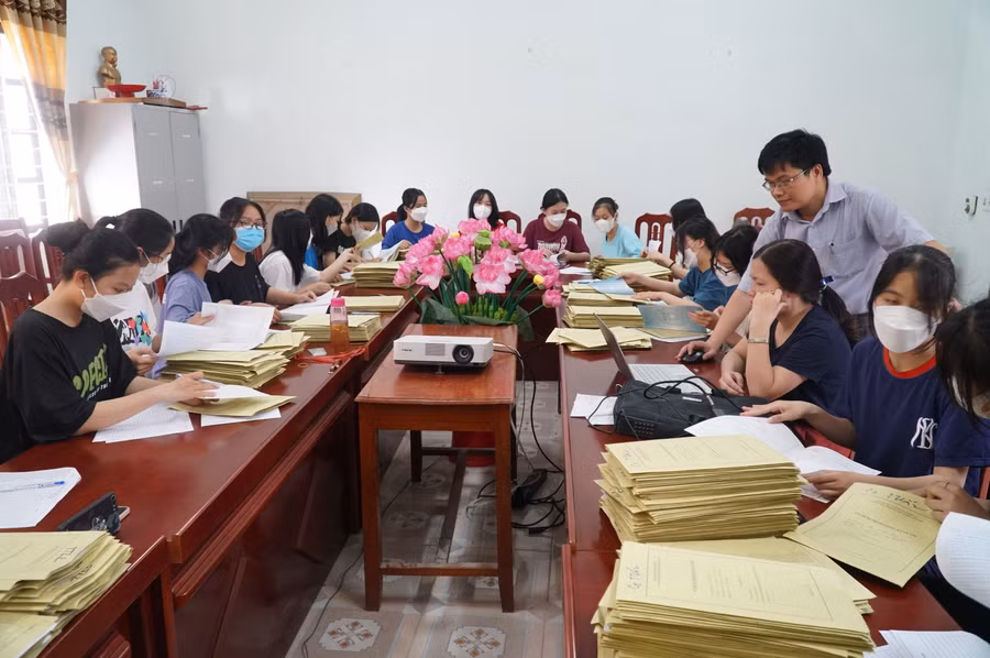 Năm đầu tiên Sở GD&amp;ĐT Nghệ An triển khai cho thí sinh đăng ký tuyển sinh vào lớp 10 bằng hình thức trực tuyến thay vì trực tiếp như các năm trước. Ảnh: Hồ Lài.