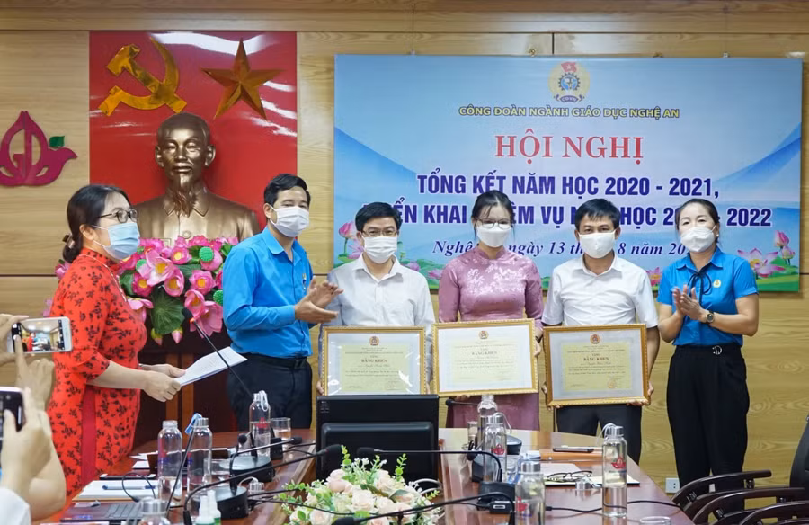 Trao Bằng khen của Tổng Liên đoàn Lao động Việt Nam cho cá nhân có thành tích xuất sắc