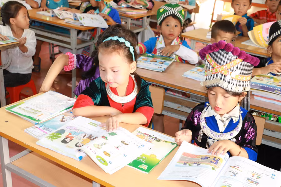 Học sinh Trường Tiểu học Nậm Cắn 1 (huyện Kỳ Sơn, Nghệ An) háo hức nhận SGK mới. Ảnh chụp trước khi bùng phát dịch Covid-19.