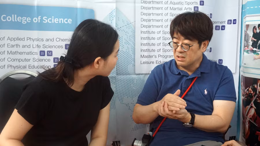 GS Chiu Yin-Hao trao đổi thông tin về chương trình đào tạo của Trường Đại học Đài Bắc. Ảnh: Nguyễn Nhật