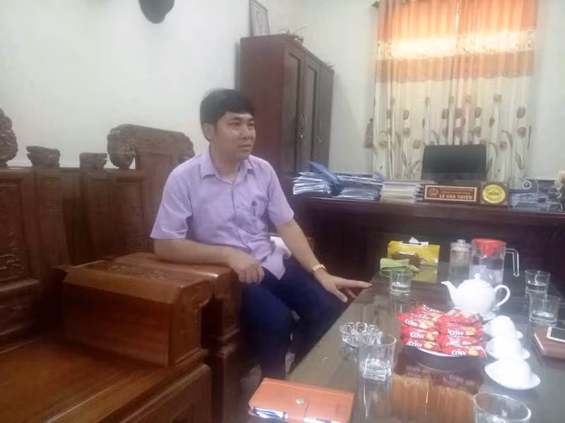 Ông Lê Văn Tuyên - Giám đốc Ban quản lý dự án huyện Hà Trung bị doanh nghiệp tố cáo vòi tiền. Ông Lê Văn Tuyên - Giám đốc Ban quản lý dự án huyện Hà Trung bị doanh nghiệp tố cáo vòi tiền.