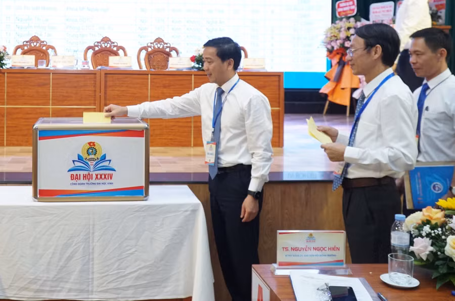 Các đại biểu bỏ phiếu bầu Ban chấp hành Công đoàn Trường Đại học Vinh khóa 34 nhiệm kỳ 2023-2028. Ảnh: Hồ Lài.