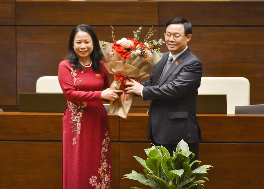 Chủ tịch Quốc hội Vương Đình Huệ tặng hoa chúc mừng tân Phó Chủ tịch nước Võ Thị Ánh Xuân. Ảnh: Quang Khánh
