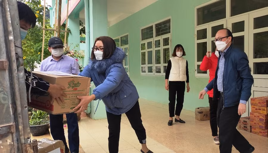 Hàng thiết yếu được chuyển đến Trường Tiểu học Tam Chung (Mường Lát, Thanh Hóa).
