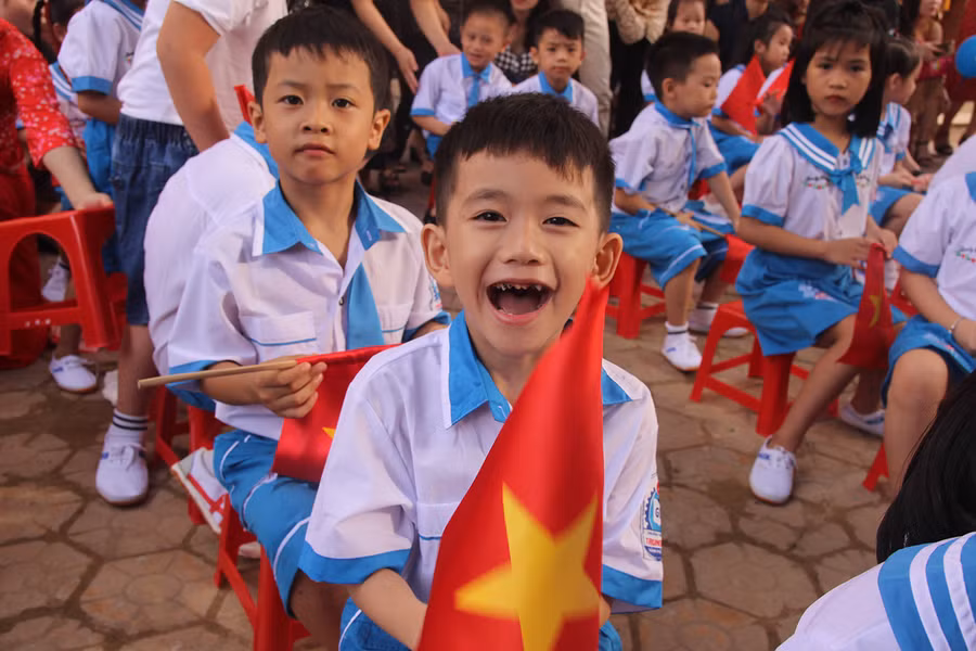 Các em mang theo cờ Tổ quốc thay cho bóng bay như các năm trước.