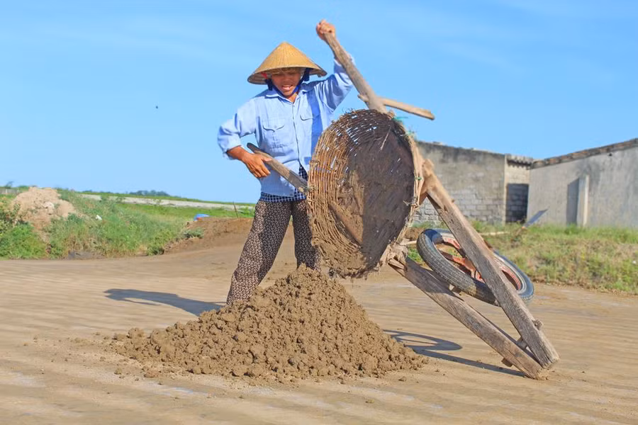 Để cho ra được hạt muối, diêm dân phải "oằn mình" dưới nắng nóng để phơi cát. Để cho ra được hạt muối, diêm dân phải "oằn mình" dưới nắng nóng để phơi cát.