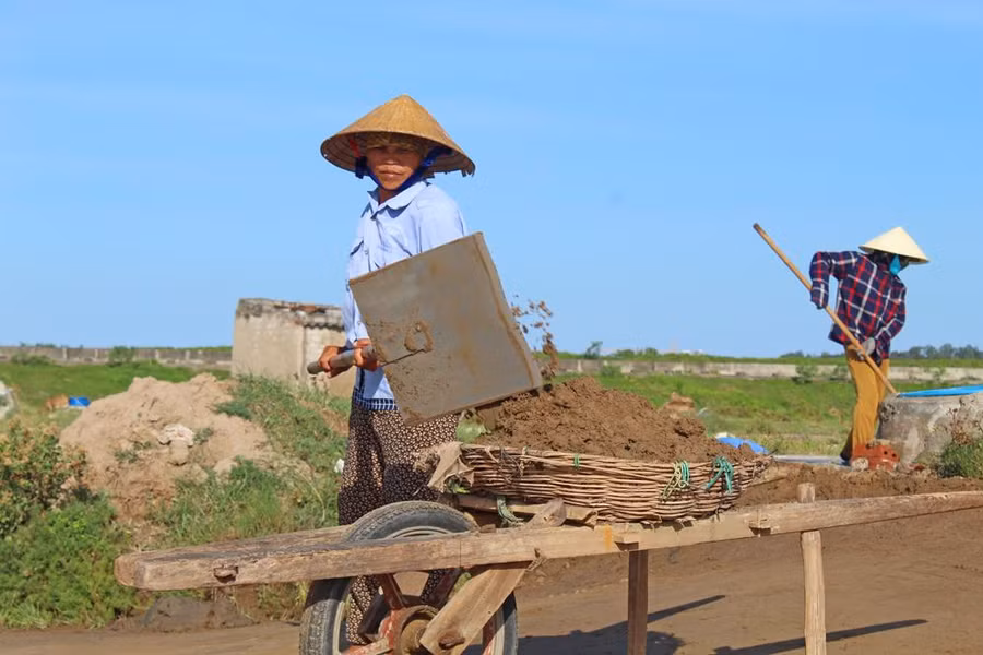 Công đoạn làm cát phơi trên nền đất, để sản xuất muối. Công đoạn làm cát phơi trên nền đất, để sản xuất muối.