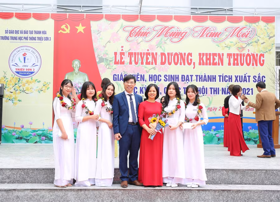 Cô Mai Thị Ngọc Hà (áo đỏ) trong lễ tuyên dương giáo viên, học sinh đạt thành tích cao năm 2021. Cô Mai Thị Ngọc Hà (áo đỏ) trong lễ tuyên dương giáo viên, học sinh đạt thành tích cao năm 2021.