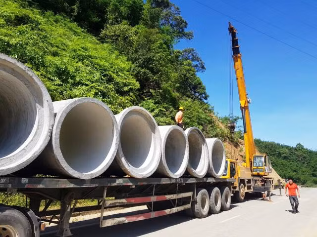 Xe siêu trường, siêu trọng đưa ống cống đến hiện trường.