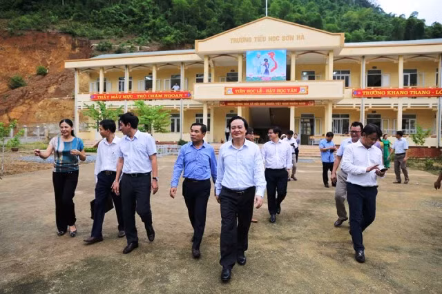 Bộ trưởng Phùng Xuân Nhạ thăm Trường Tiểu học Sơn Hà. Ảnh: Xuân Phú.