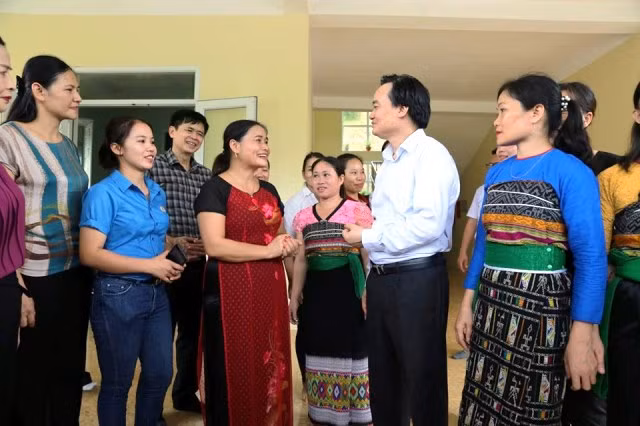 Bộ trưởng ân cần thăm hỏi giáo viên trường MN Sơn Hà. Ảnh: Xuân Phú