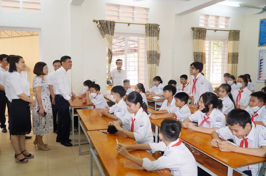 Đoàn công tác Sở GD&ĐT Nghệ An thăm, trò chuyện và động viên học sinh vùng ven đô Hưng Hòa, thành phố Vinh trước thềm năm học mới. Đoàn công tác Sở GD&ĐT Nghệ An thăm, trò chuyện và động viên học sinh vùng ven đô Hưng Hòa, thành phố Vinh trước thềm năm học mới.