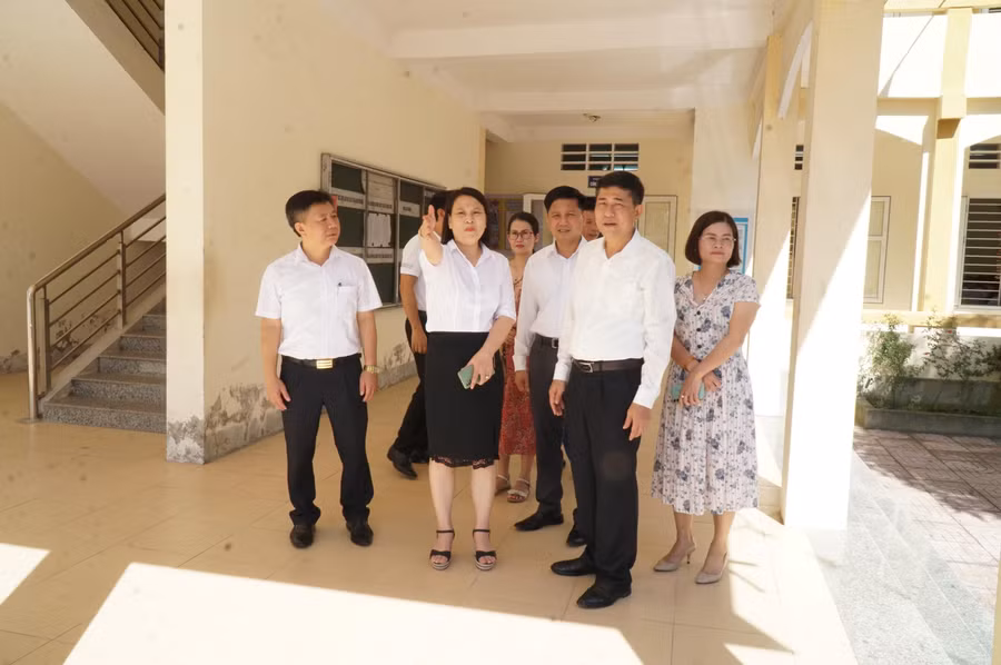 Lãnh đạo Sở GD&ĐT đề nghị Phòng GD&ĐT TP Vinh tham mưu, đề xuất chính quyền địa phương quan tâm rà soát cơ sở vật chất, mở rộng trường học để học sinh có không gian phát triển toàn diện. Lãnh đạo Sở GD&ĐT đề nghị Phòng GD&ĐT TP Vinh tham mưu, đề xuất chính quyền địa phương quan tâm rà soát cơ sở vật chất, mở rộng trường học để học sinh có không gian phát triển toàn diện.