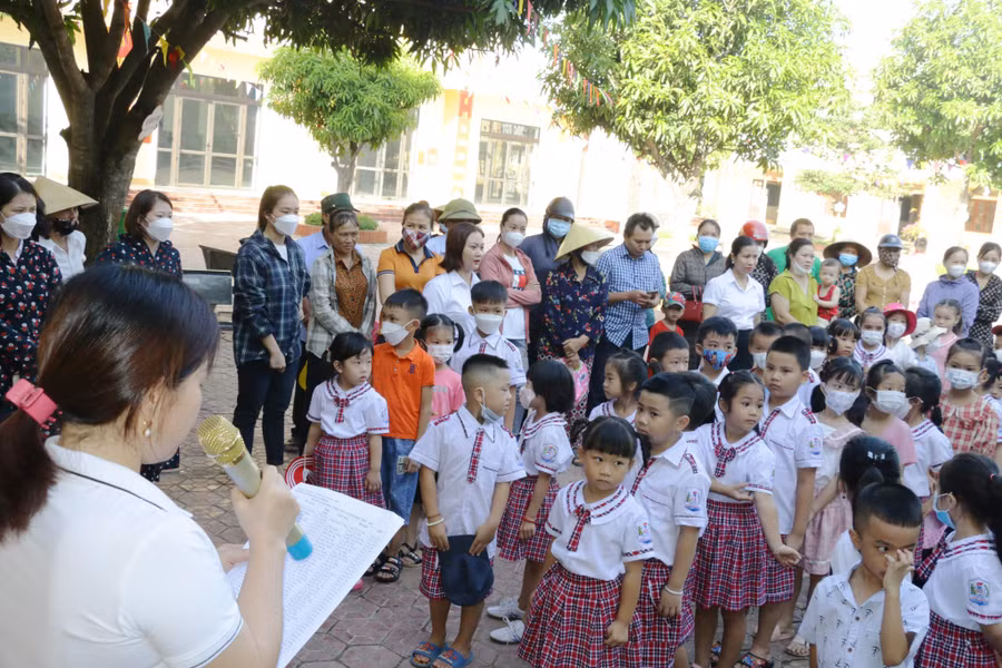 Ngày 29/8, học sinh của hơn 1.500 trường học tại Nghệ An đã chính thức tựu trường chuẩn bị cho năm học mới 2022-2023. Đây cũng là ngày tựu trường đông đủ học sinh, giáo viên sau hơn 2 năm bị ảnh hưởng bởi dịch bệnh. Ngày 29/8, học sinh của hơn 1.500 trường học tại Nghệ An đã chính thức tựu trường chuẩn bị cho năm học mới 2022-2023. Đây cũng là ngày tựu trường đông đủ học sinh, giáo viên sau hơn 2 năm bị ảnh hưởng bởi dịch bệnh.