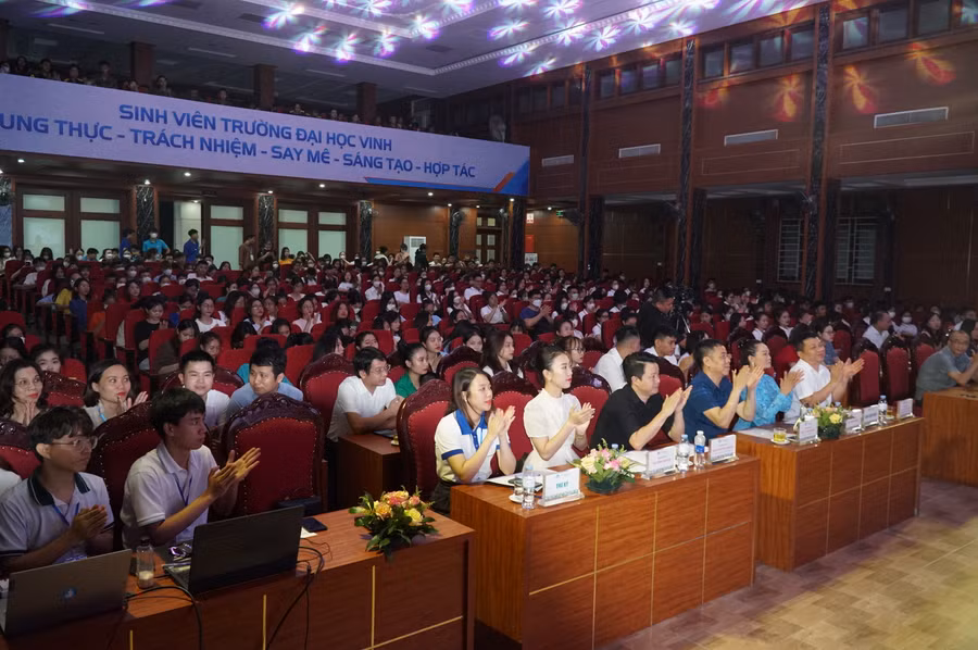 Đông đảo học sinh, sinh viên, cán bộ giảng viên Trường ĐH Vinh dự liên hoan với chủ đề "Lời ca dâng Bác". Ảnh: Hồ Lài. Đông đảo học sinh, sinh viên, cán bộ giảng viên Trường ĐH Vinh dự liên hoan với chủ đề "Lời ca dâng Bác". Ảnh: Hồ Lài.