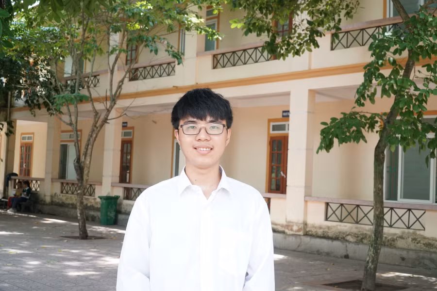Em Trần Anh Đức - á khoa tổ hợp khoa học tự nhiên tỉnh Nghệ An. Ảnh: Hồ Lài. Em Trần Anh Đức - á khoa tổ hợp khoa học tự nhiên tỉnh Nghệ An. Ảnh: Hồ Lài.