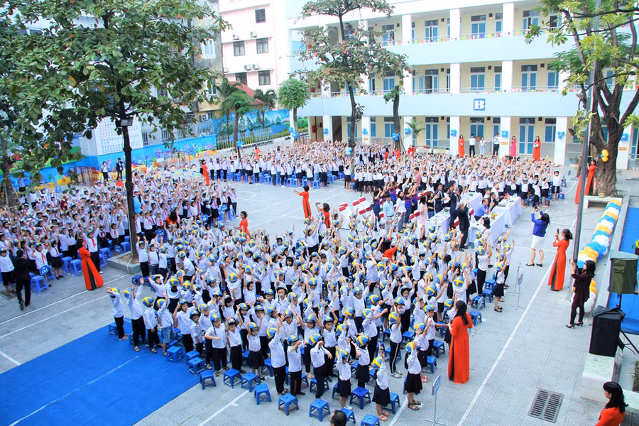 Trao tặng gần 1.000 mũ bảo hiểm trong ngày hội "Vui cùng giao thông"