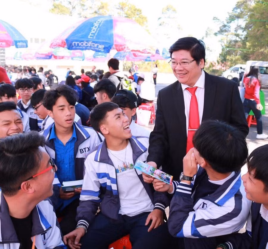 TS Trần Đình Lý trò chuyện cùng các em sinh viên thời điểm dịch Covid-19 chưa bùng phát