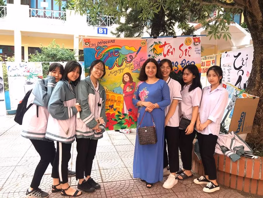 Cô Vũ Thanh Thủy và các học sinh trường THPT Kiến An. Ảnh tư liệu nhà trường cung cấp
