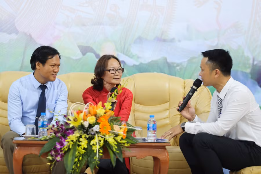 Giao lưu với tác giả có tác phẩm đoạt giải nhất và nhân vật tiêu biểu trong các tác phẩm đoạt giải
