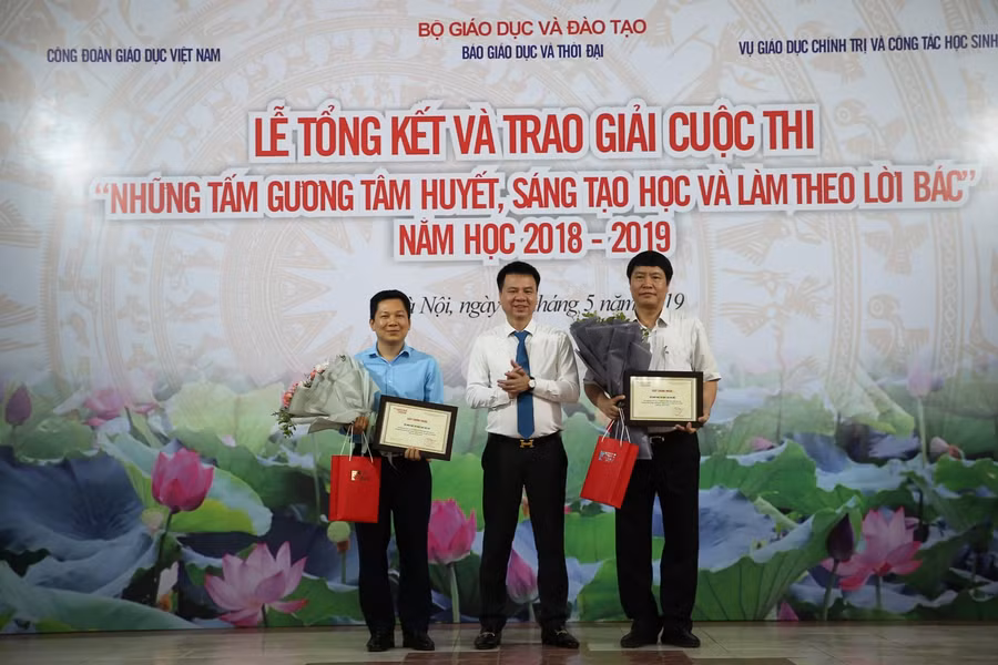 Tổng biên tập Báo Giáo dục và Thời đại Triệu Ngọc Lâm trao giải cho 2 tập thể đã tham gia tích cực/có nhiều cá nhân đoạt giải: Sở GD&amp;ĐT Hà Nội, Sở GD&amp;ĐT Lào Cai.
