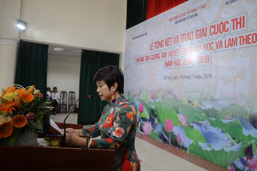 Bà Dương Thị Thanh Hương, Phó Tổng biên tập Báo Giáo dục và Thời đại công bố các tác phẩm đoạt giải