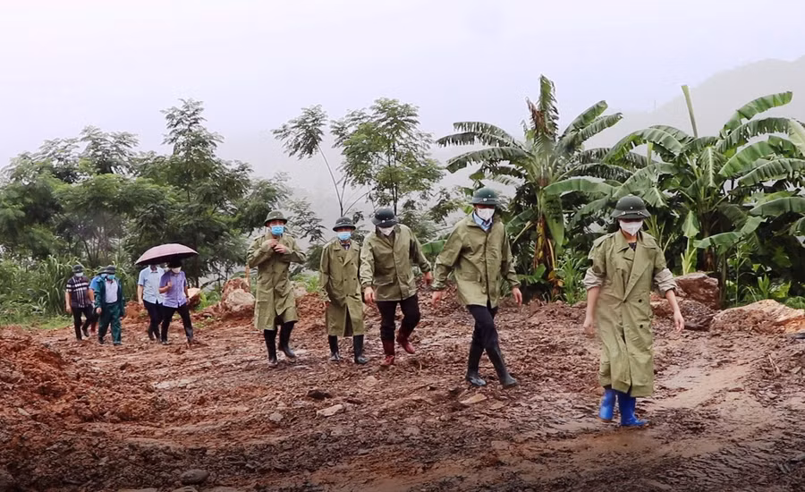 Đoàn công tác Tỉnh ủy Thanh Hóa và lãnh đạo huyện Quan Hóa đi thị sát khu vực tái định cư cho người dân bản Co Me, xã Trung Sơn.