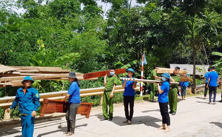 Trong ngày 15/6, 35 hộ dân ở bản Co Me, xã Trung Sơn đã được tháo dỡ nhà cửa để di chuyển đến nơi ở mới an toàn.