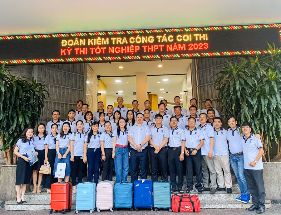 Đoàn công tác của Trường ĐH Ngân hàng TPHCM trước giờ lên xe về tỉnh Khánh Hòa làm nhiệm vụ. Ảnh: HUB Đoàn công tác của Trường ĐH Ngân hàng TPHCM trước giờ lên xe về tỉnh Khánh Hòa làm nhiệm vụ. Ảnh: HUB