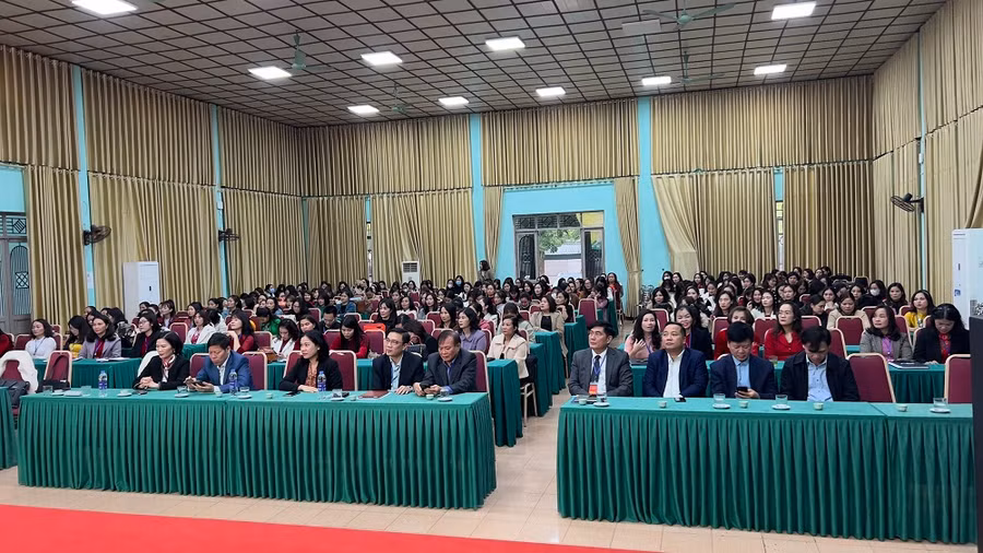 Đại biểu và giáo viên dự lễ khai mạc hội thi.