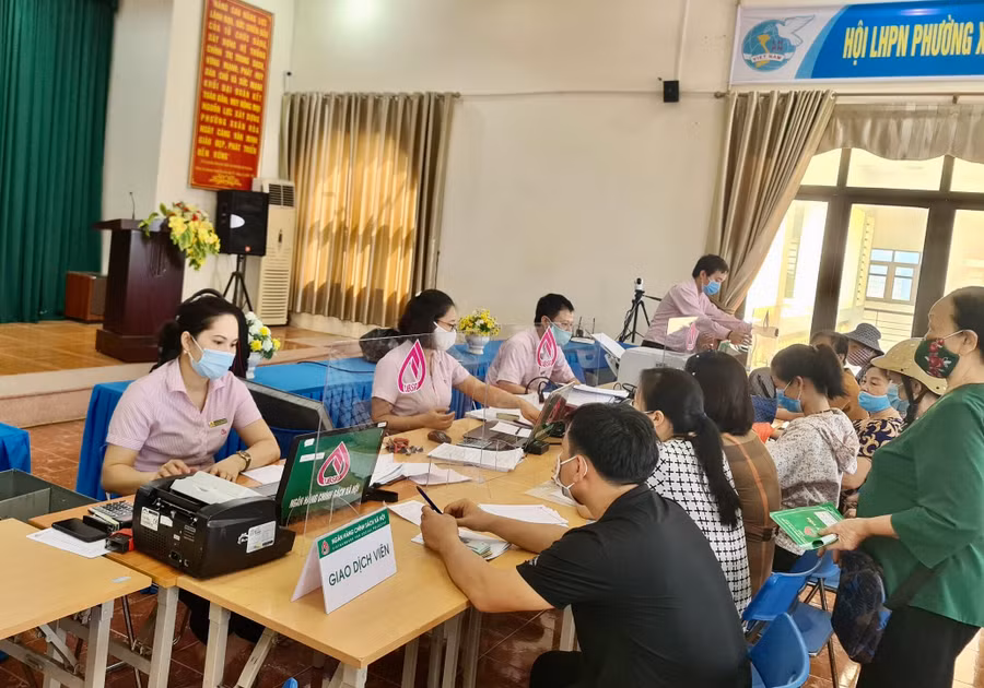 Phòng Giao dịch Ngân hàng CSXH thành phố Phúc Yên giải ngân vốn vay các chương trình chính sách giảm nghèo. Ảnh: Hà Trần