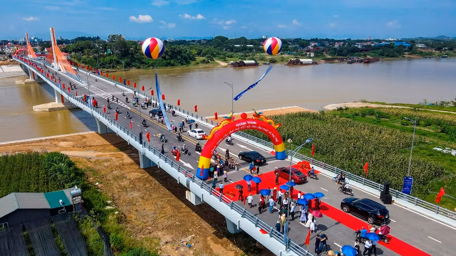 Cầu Vĩnh Phú nối 2 tỉnh Vĩnh Phúc và Phú Thọ được đưa vào sử dụng. Ảnh: Khánh Linh