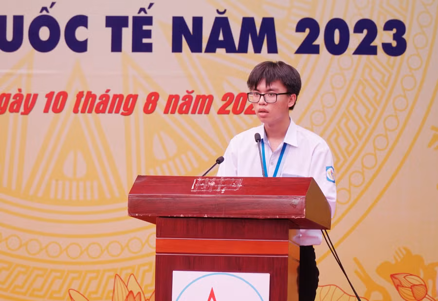 Em Mai Văn Đức chia sẻ về hành trình giành Huy chương Bạc Olympic Hóa học quốc tế năm 2023 tại Thụy Sỹ. Ảnh: Hồ Lài Em Mai Văn Đức chia sẻ về hành trình giành Huy chương Bạc Olympic Hóa học quốc tế năm 2023 tại Thụy Sỹ. Ảnh: Hồ Lài