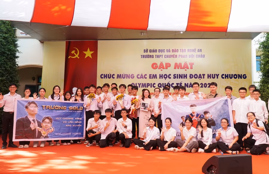 Mai Văn Đức cùng cô giáo và các bạn trong tập thể lớp 12A4, Trường THPT chuyên Phan Bội Châu (Nghệ An). Ảnh: Hồ Lài Mai Văn Đức cùng cô giáo và các bạn trong tập thể lớp 12A4, Trường THPT chuyên Phan Bội Châu (Nghệ An). Ảnh: Hồ Lài