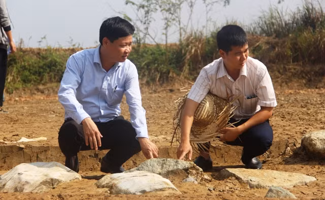 Dấu tích đá kè hệ thống hào phía Đông thành Nhà Hồ vừa được khai quật. Dấu tích đá kè hệ thống hào phía Đông thành Nhà Hồ vừa được khai quật.
