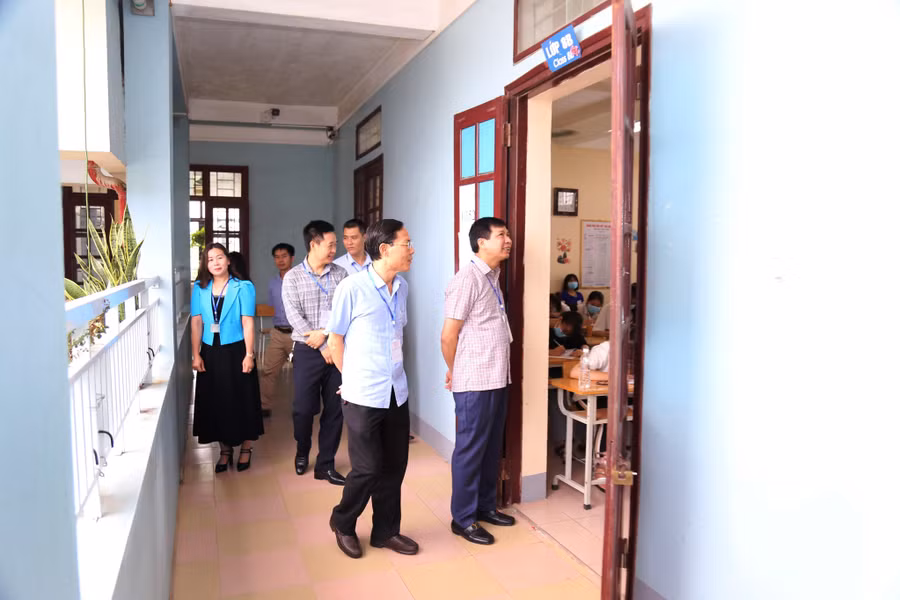Ông Đầu Thanh Tùng - Phó Chủ tịch UBND tỉnh Thanh Hóa (áo trắng) đi kiểm tra tại 1 điểm thi tốt nghiệp THPT năm 2022 ở TP Thanh Hóa. Ông Đầu Thanh Tùng - Phó Chủ tịch UBND tỉnh Thanh Hóa (áo trắng) đi kiểm tra tại 1 điểm thi tốt nghiệp THPT năm 2022 ở TP Thanh Hóa.
