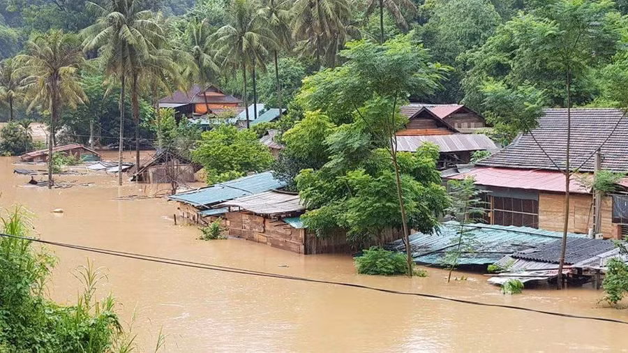 Nhiều bản làng bị ngập sâu, cô lập vì nước lũ