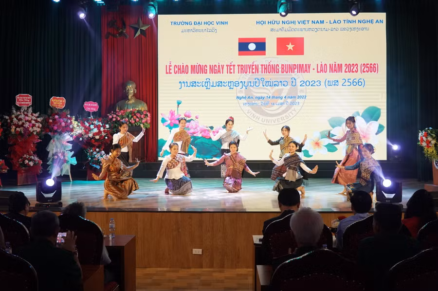 Tiết mục múa hát truyền thống của lưu học sinh Lào tại Trường Đại học Vinh. Ảnh: Hồ Lài. Tiết mục múa hát truyền thống của lưu học sinh Lào tại Trường Đại học Vinh. Ảnh: Hồ Lài.