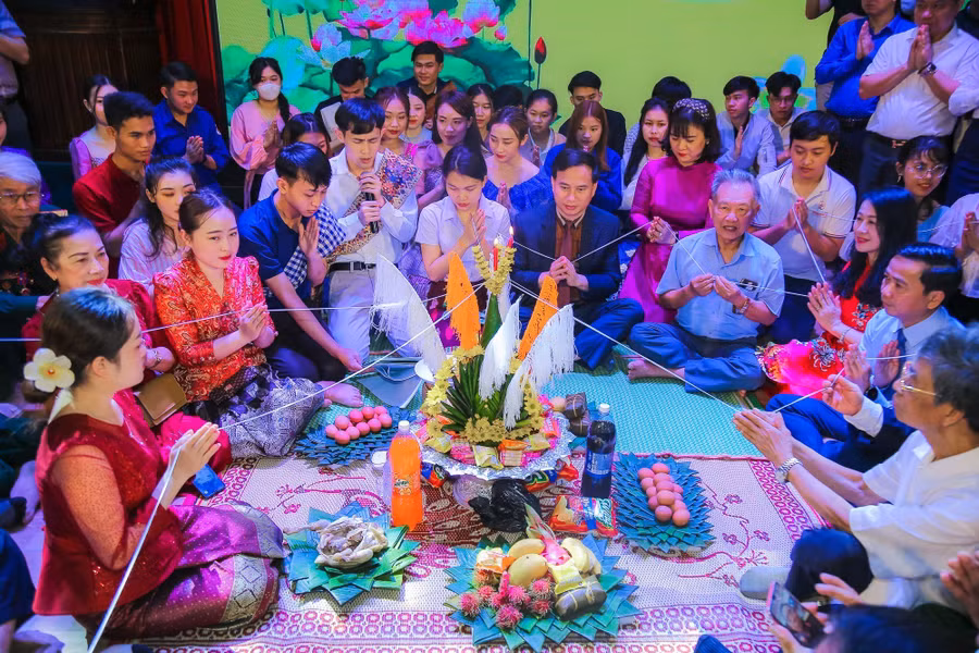 Lễ buộc chỉ cổ tay - nét văn hóa đặc sắc của người dân Lào trong dịp năm mới - sợi chỉ được buộc vào tay tượng trưng cho mong muốn những điều tốt đẹp nhất, sức khỏe, may mắn... đến với người nhận. Ảnh: Hồ Lài. Lễ buộc chỉ cổ tay - nét văn hóa đặc sắc của người dân Lào trong dịp năm mới - sợi chỉ được buộc vào tay tượng trưng cho mong muốn những điều tốt đẹp nhất, sức khỏe, may mắn... đến với người nhận. Ảnh: Hồ Lài.