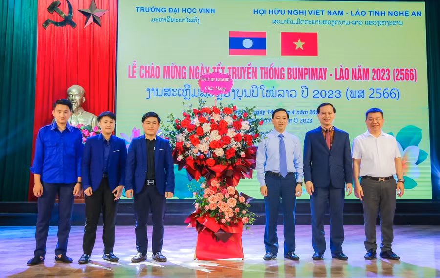 Lãnh đạo Trường ĐH Vinh tổ chức mừng đón tết Bun-pi-may, chúc mừng năm mới đến lưu học sinh Lào. Ảnh: Hồ Lài. Lãnh đạo Trường ĐH Vinh tổ chức mừng đón tết Bun-pi-may, chúc mừng năm mới đến lưu học sinh Lào. Ảnh: Hồ Lài.