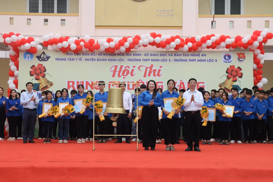 Ban tổ chức trao thưởng cho em Hoàng Thị Vân Anh, học sinh lớp 11A1 Trường THPT Nghi Lộc 2 đã xuất sắc vượt qua 30 câu hỏi của hội thi và Rung chuông vàng. Ảnh: Hồ Lài.